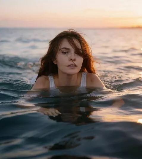 AI Video from prompt: the girl is swimming. the facial expression show