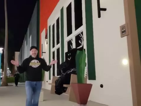 AI Video from prompt: A dude walks near by and says "i want maid archo