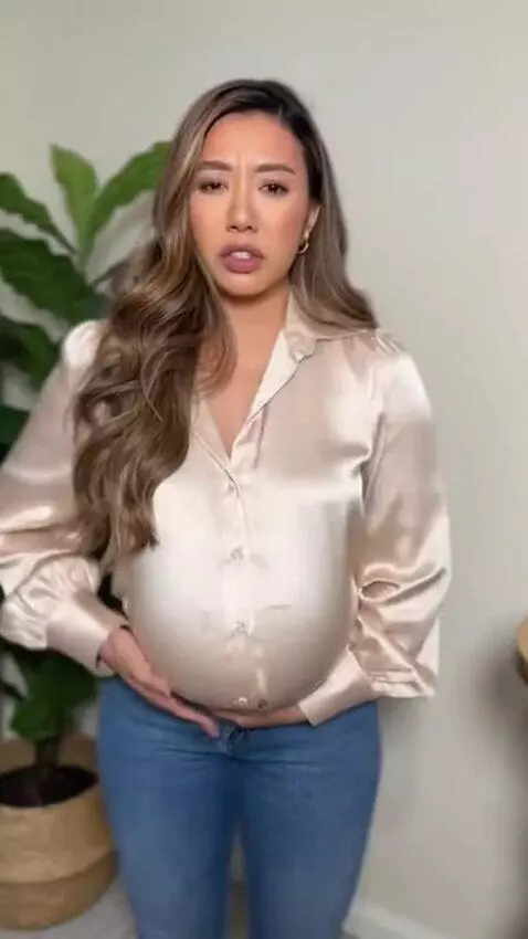 AI Video from prompt: A beautiful female influencer in her 20s is maki