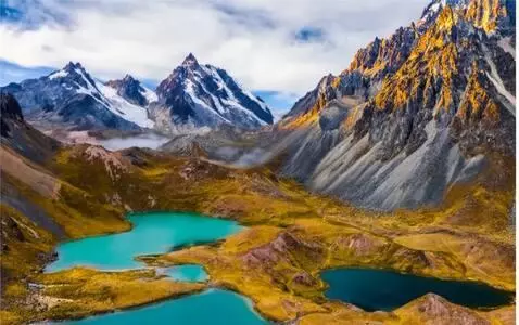 AI Video from prompt: Andean mountains at dawn, mystical atmosphere, s