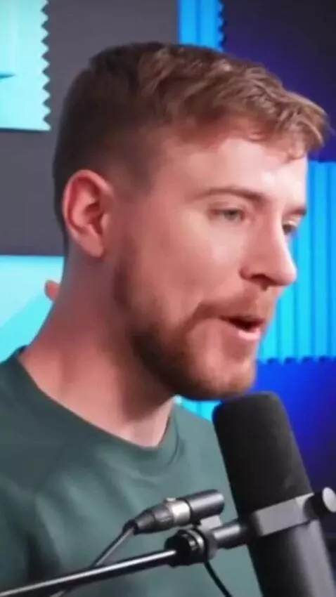 AI Video from prompt: this man signing este hombre poete: E-she goes d