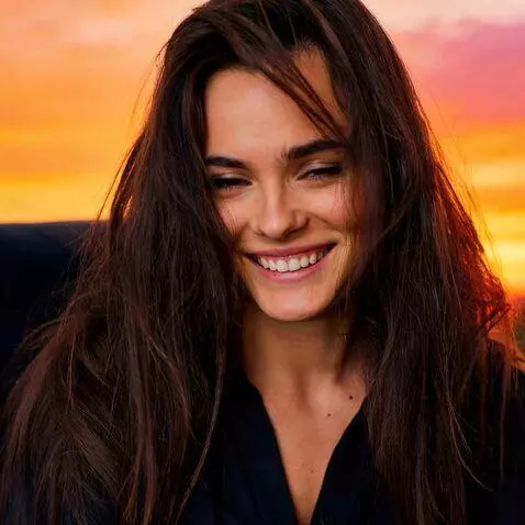 AI Video from prompt: the girl is in a good mood