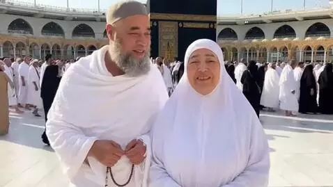 AI Video from prompt: This Old woman and old man pligriming holy city 
