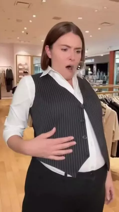 AI Video from prompt: A beautiful, slim woman in her 30s with a tall, 