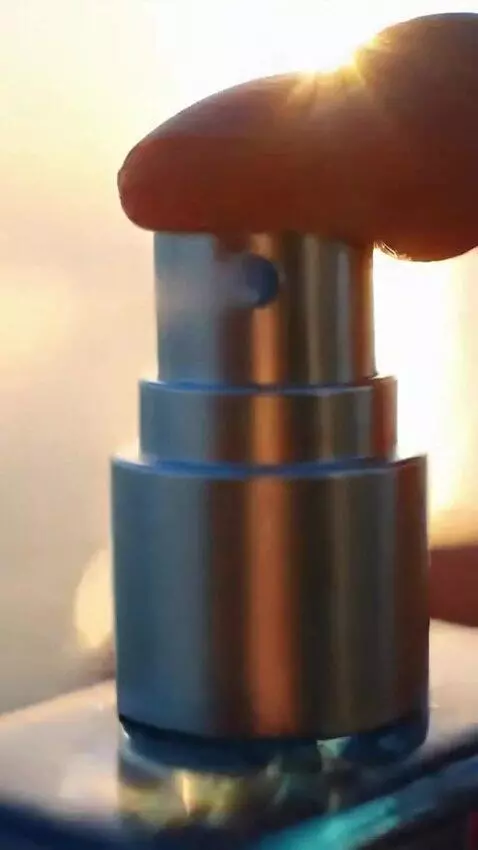 AI Video from prompt: Ultra-realistic cinematic TikTok product video o