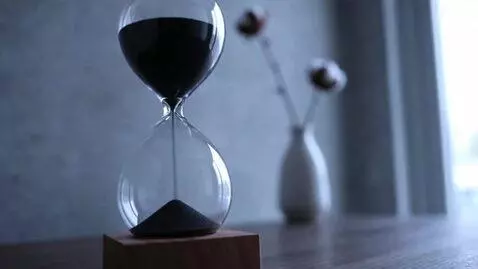 AI Video from prompt: **Subject:** A modern minimalist hourglass with 