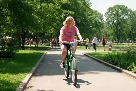 AI Video from prompt: Woman with blonde hair, pink T-shirt, denim shor