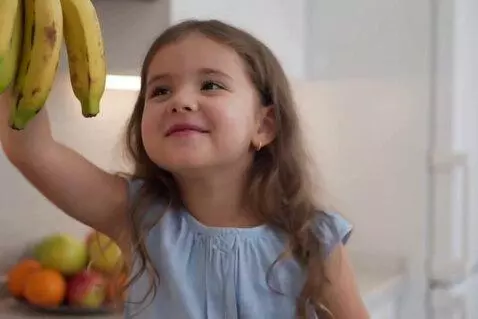 AI Video from prompt: Girl sucking a banana