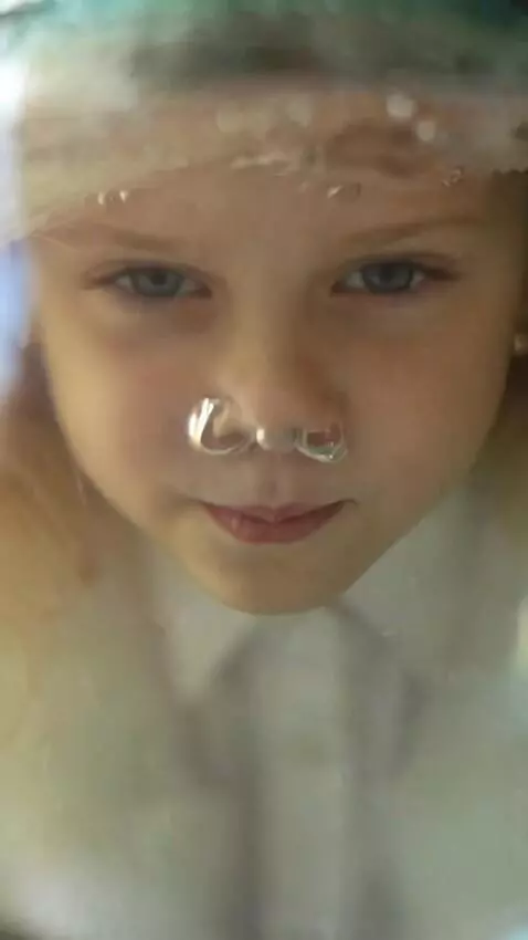 AI Video from prompt: The girl is holding a transparent round aquarium