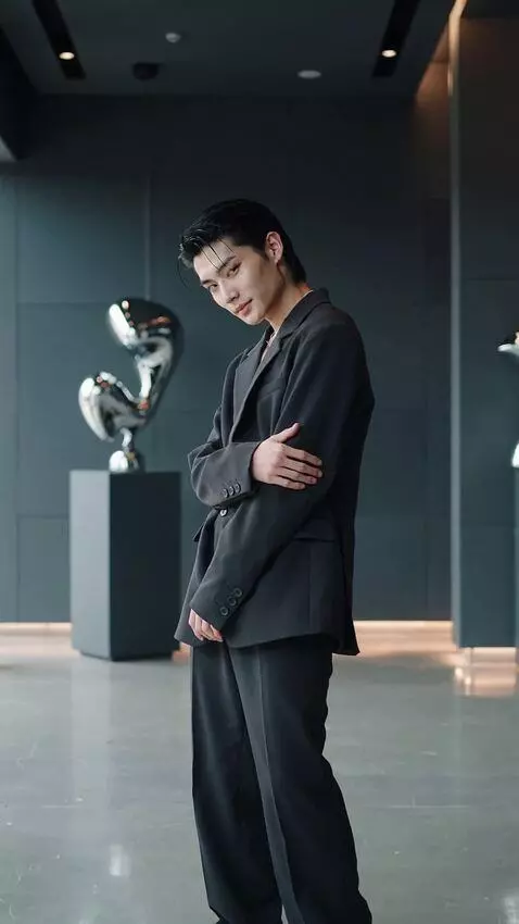 AI Video from prompt: k-pop global idol, mixed asian-european look, un