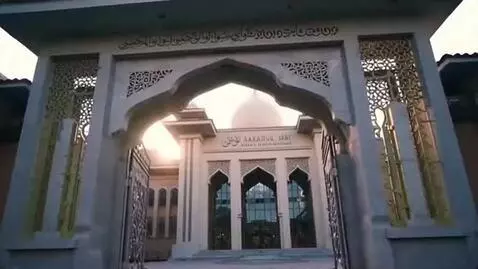 AI Video from prompt: Visual (Background: MBI Amanatul Ummah Building)