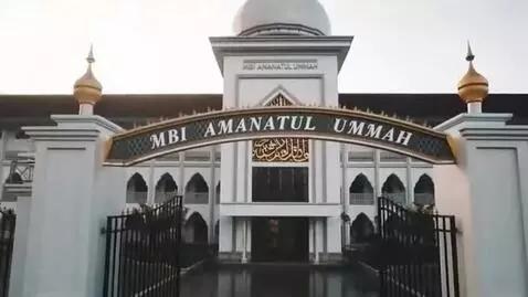 AI Video from prompt: Visual (Background: MBI Amanatul Ummah Building)