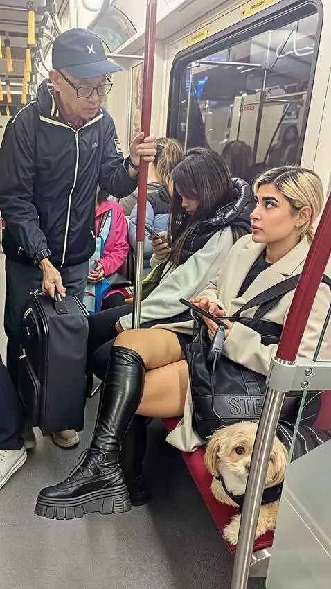 AI Video from prompt: A guy in a cap approaches a girl and explains so