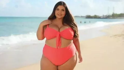 AI Video from prompt: a series of clips from a curvy Latina model. she