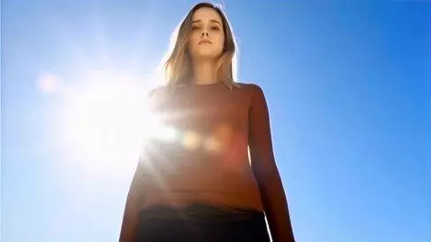 AI Video from prompt: Image of a gigantic young woman. The camera zoom