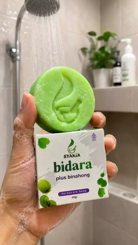 AI Video from prompt: A cinematic close-up shot of Bidara Binahong her