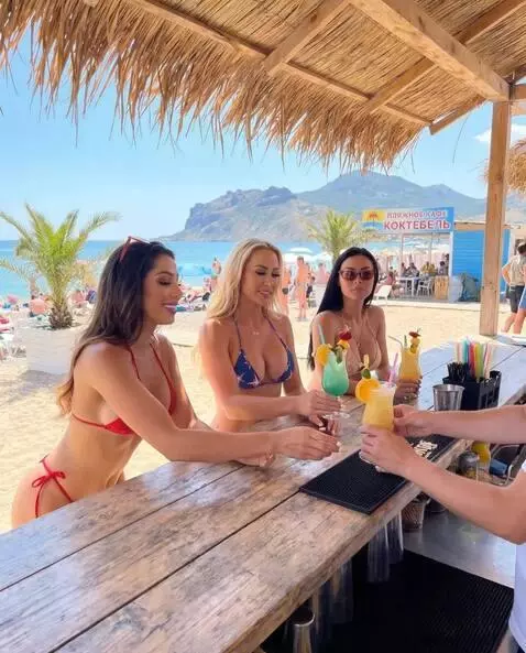AI Video from prompt: They order cocktails, talk, and laugh, the camer