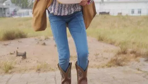 AI Video from prompt: girl in jeans and cowgirl boots had food  had di