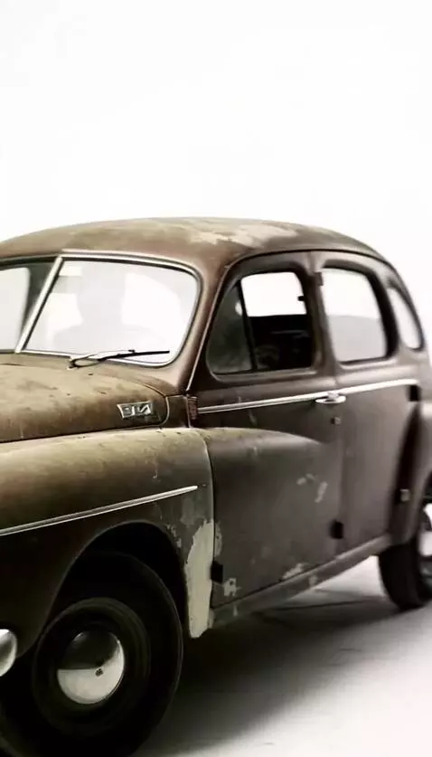 AI Video from prompt: A man and a woman get into an old, rusty car and
