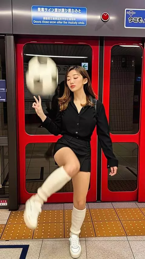 AI Video from prompt: girl with muscular legs in a skirt quickly kicks