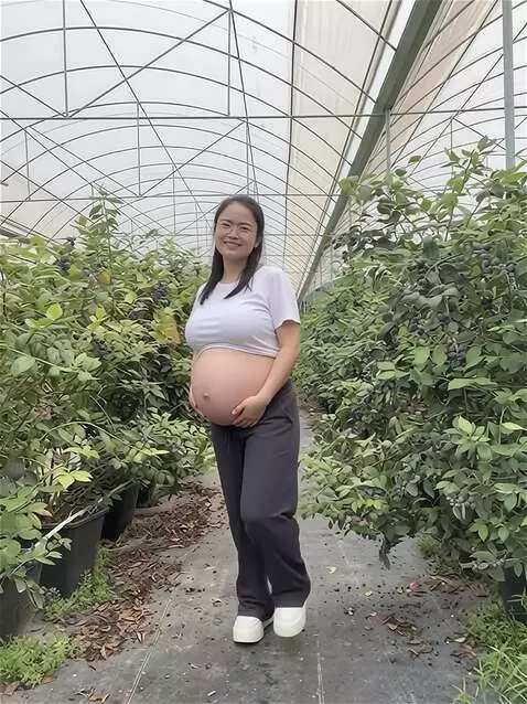 AI Video from prompt: shake her body and have fetal movements