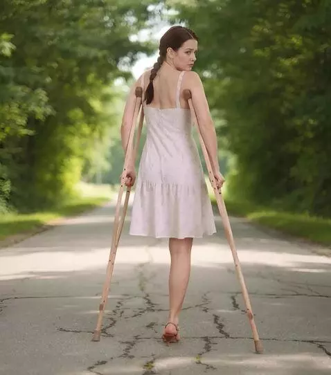 AI Video from prompt: The camera shoots a very beautiful one-legged wo