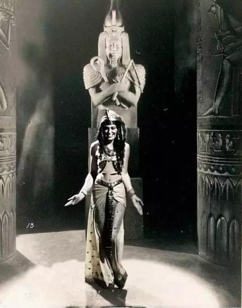 AI Video from prompt: woman moves around in an ancient Egyptian temple