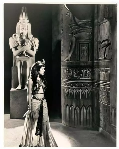 AI Video from prompt: woman moves around in an ancient Egyptian temple
