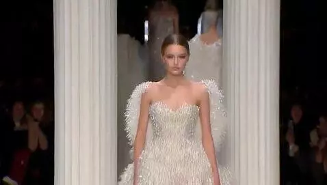 AI Video from prompt: un model de modă, defilând printre două coloane,