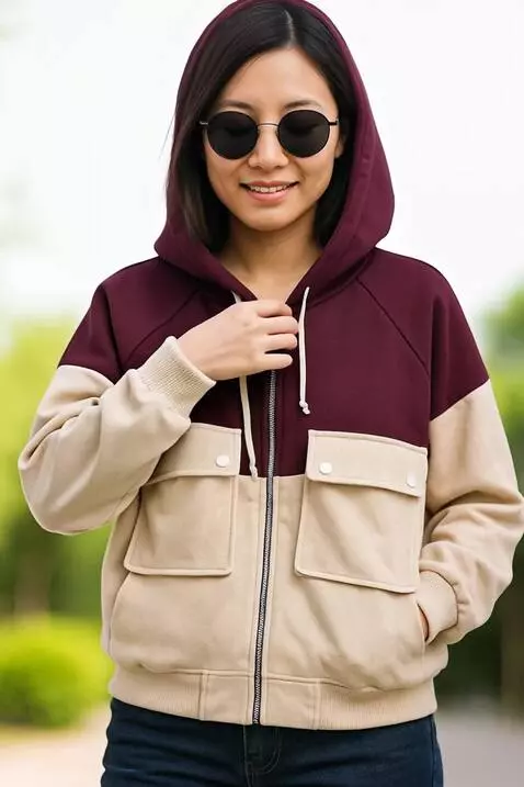 AI Video from prompt: Wanita Asia dengan hoodie maroon-krem berdiri sa