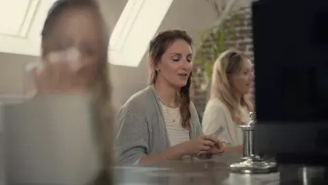 AI Video from prompt: girl in bathroom pi