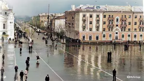 AI Video from prompt: Россия, 1950 год. Городская площадь. Кинематичес