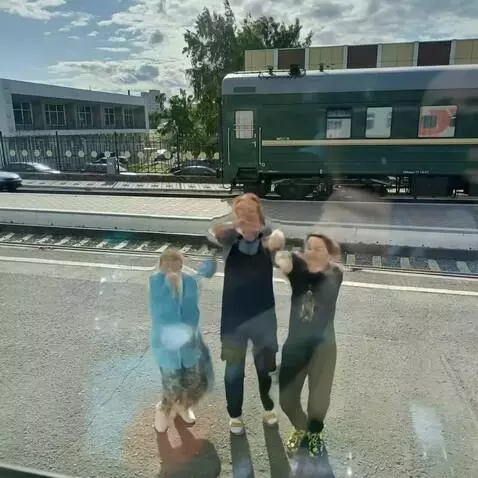AI Video from prompt: Летают, кувыркаются, делают сальто, занимаются п