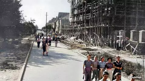 AI Video from prompt: 1950 год, Россия. Городская улица. Документальны