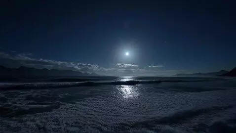 AI Video from prompt: бушующая водная энергия, окутывающая луну