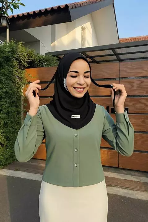 AI Video from prompt: Model wanita muda berhijab berdiri menghadap kam