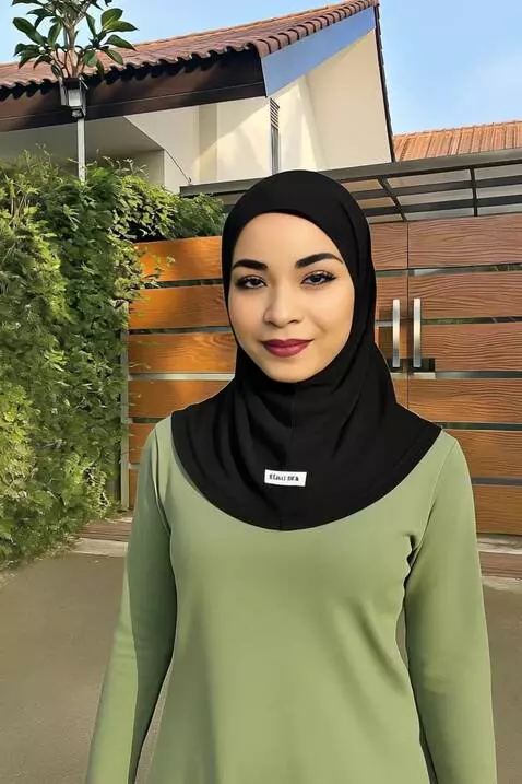 AI Video from prompt: Seorang wanita tersebut berjalan maju sambil ber