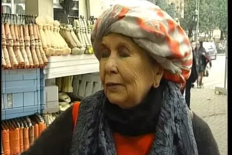 AI Video from prompt: Бабушка едет на акуле с тремя ногами и с синими 