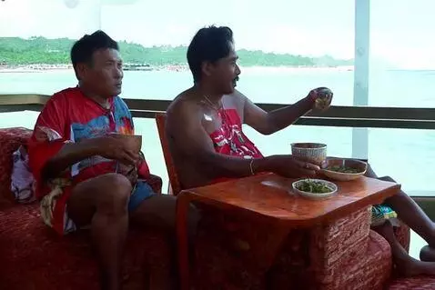 AI Video from prompt: Erpan si monyet dan Patah si gorila sedang libur