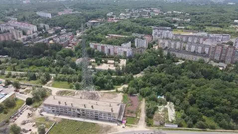 AI Video from prompt: Панорамный Вид с высоты птичьего полета на разру