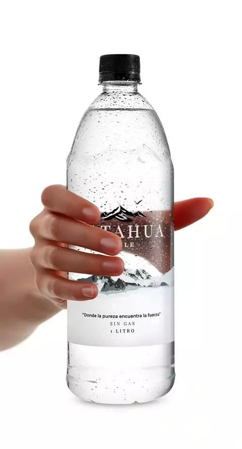 AI Video from prompt: "Close-up of a 1-liter PATAHUA water bottle with