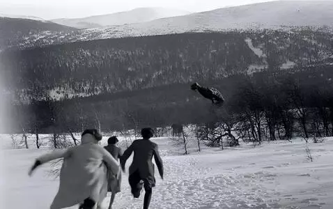 AI Video from prompt: A group of people are running away from a creepy