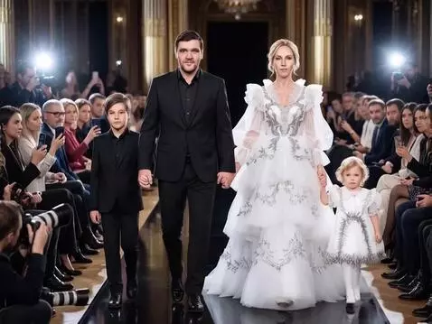AI Video from prompt: Fashion week atmosphere, photographers' flashes,
