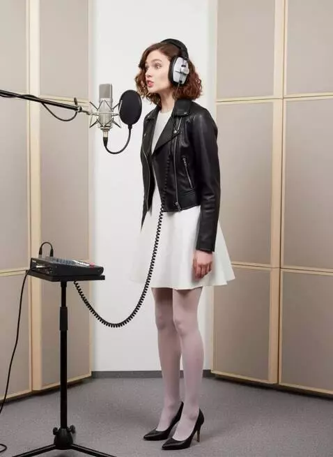 AI Video from prompt: The music is abruptly interrupted, the girl rais