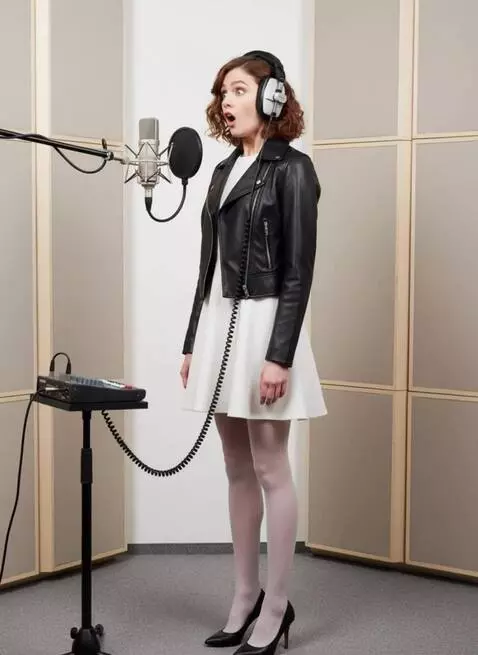 AI Video from prompt: The music is abruptly interrupted, the girl rais