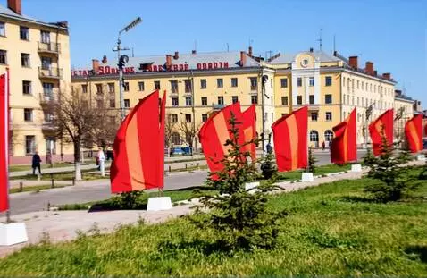AI Video from prompt: Spring in the big city in 1960. Red flags on the