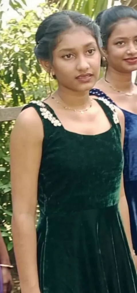 AI Video from prompt: She comes forward and bends down so that you can