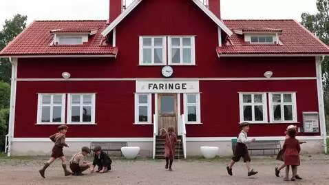 AI Video from prompt: barnen leker framför huset