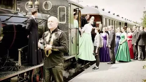 AI Video from prompt: människor går av från tåget och man tar foto på 
