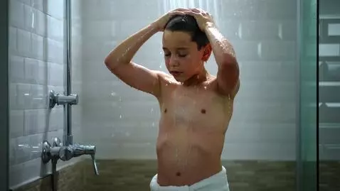 AI Video from prompt: Un ragazzo fa la doccia